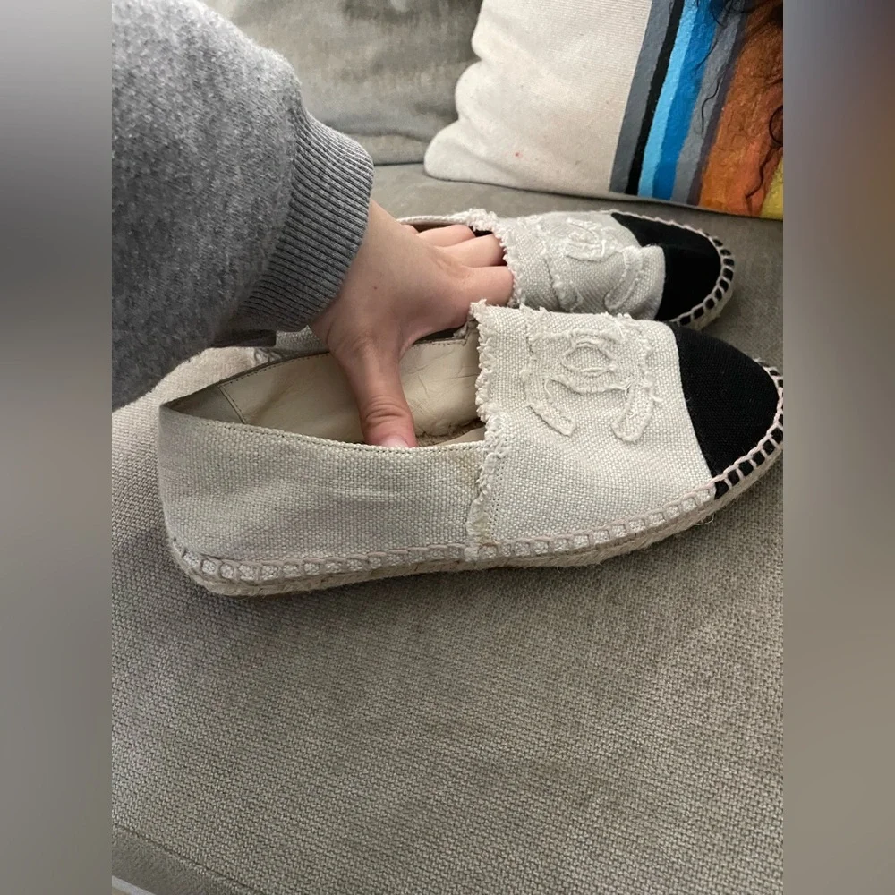 Excellent Condition Chanel White & Black Size 5 Espadrilles. 💕